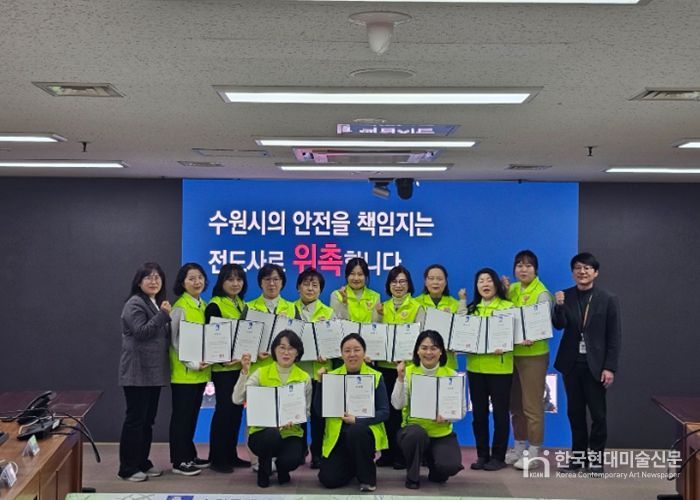 새빛안전지킴이 교육 강사 위촉식 후 기념촬영을 하고 있다.