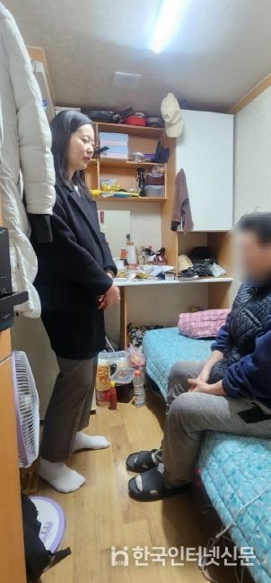 서울 성북구 동선동주민센터 “동善동 안심파트너”가 1인가구 대상자를 방문해 안부 확인하고 있다.