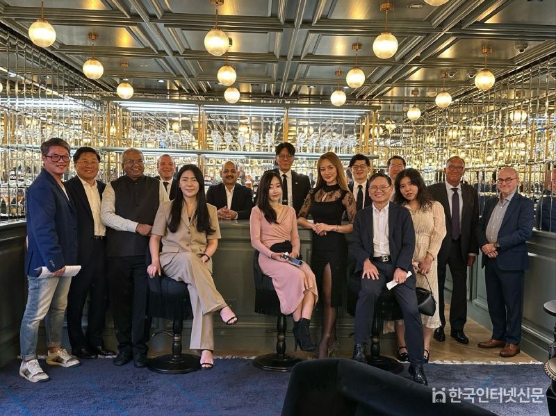 사진제공:KOFA - GUCCI Style CEO Wine & Dine terrace 행사에 참여한 GCEO 내.외국인 대표이사들이 단체사진을 촬영하고있다.