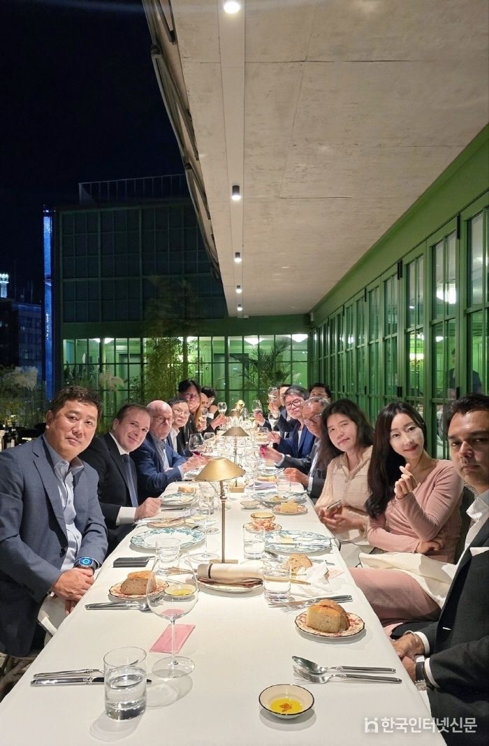 사진제공:KOFA - GUCCI Style CEO Wine & Dine terrace 행사에 참여한 GCEO 내.외국인 대표이사들이 단체사진을 촬영하고있다.