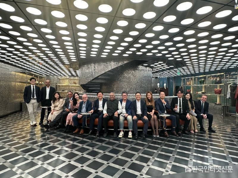 사진제공:KOFA - GUCCI Style CEO Wine & Dine terrace 행사에 참여한 GCEO 내.외국인 대표이사들이 단체사진을 촬영하고있다.