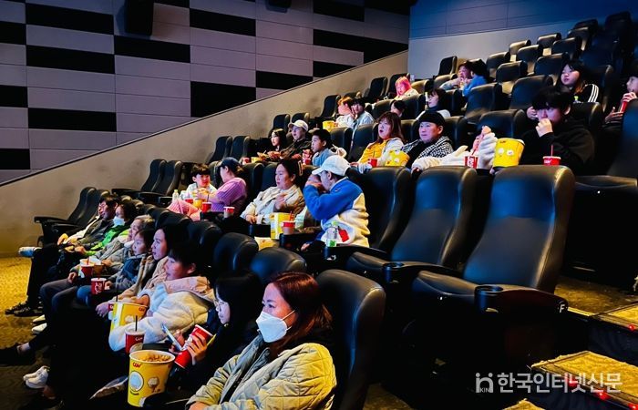 아이들 웃음꽃 활짝… 정읍 드림스타트 가족 영화 체험 행사