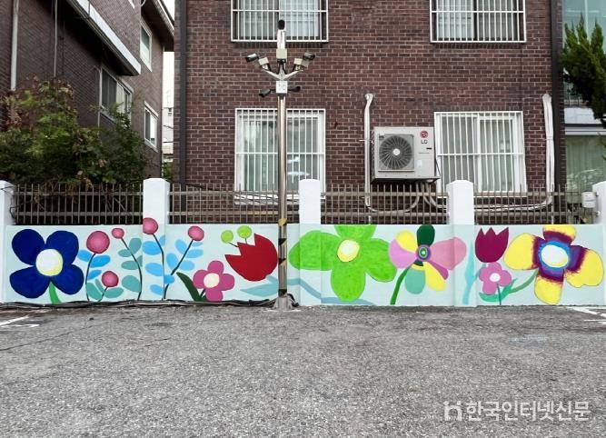 그리아미가 완성한 벽화