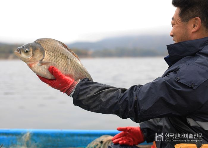 가을 진안군 용담호 어부의 아침