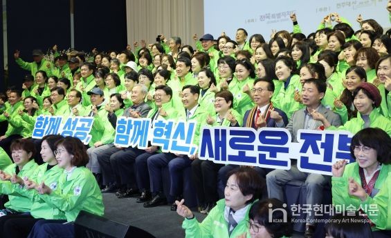 18일 익산 웨스턴라이프호텔에서 문화관광해설사들의 전문성 및 역량 강화를 위해 열린 2024년 문화관광해설사 역량강화 워크숍에 김관영 전북특별자치도지사, 문승우 전북특별자치도의회 의장, 김경진 익산시의회 의장, 오충섭 한국관광공사 전북지사장, 이남호 한국문화관광해설사 중앙협의회장, 전북문화관광해설사회 이영숙 회장, 참석자들이 기념촬영을 하고 있다.