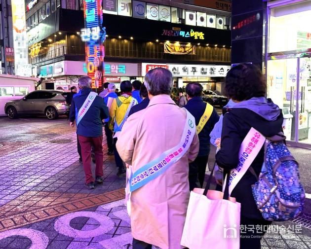 영등포역 일대에서 캠페인을 시행하는 모습