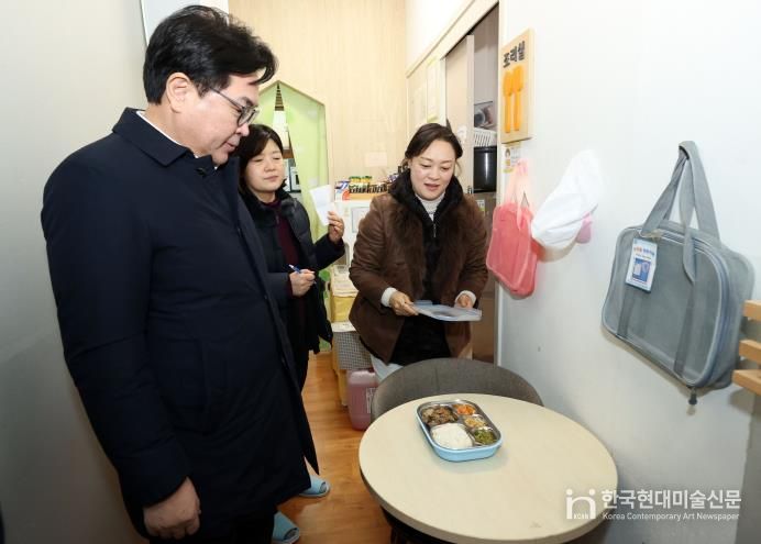 박일하 구청장이 지난해 12월 관내 한 어린이집을 방문해 ‘석식 도시락 지원 사업’ 진행 상황을 점검하고 있다