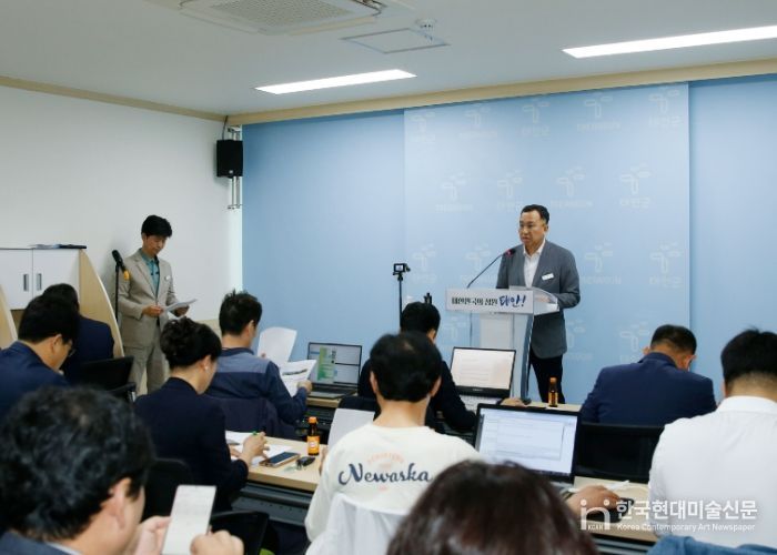 21일 군청 브리핑실에서 정례브리핑 중인 김기만 관광진흥과장.