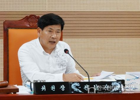 제259회 아산시의회 제1차 정례회 중 행정사무감사를 펼치고 있다