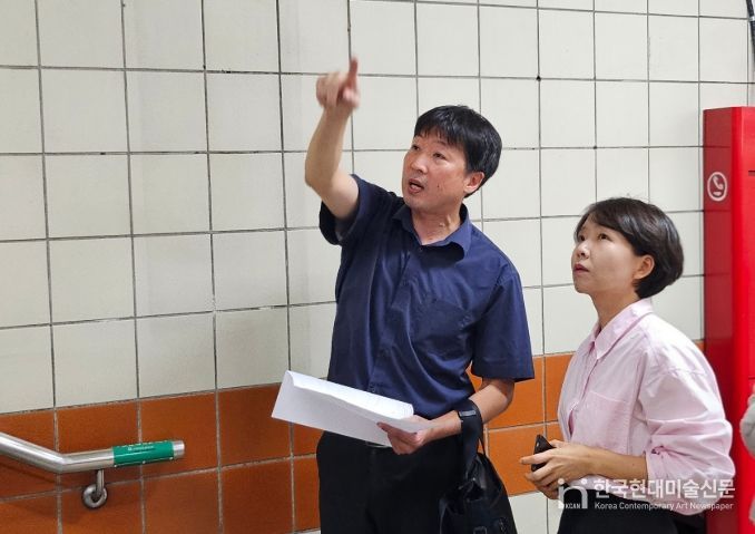 이도희 강남구의회 경제도시위원장이 양재역 3·4번 출구 현장을 점검하며 주민 민원 해결 방안을 모색하고 있다.