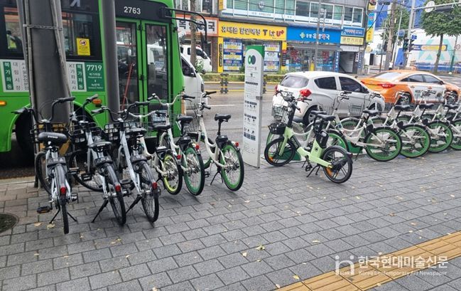 따릉이 대여소 공유자전거 무단 주차 사진