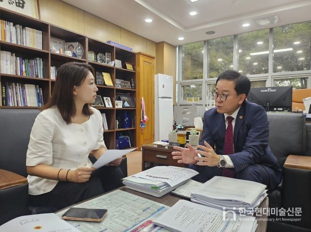 부산시의회에서 정초립 의원(좌)과 김형철 의원(우)이 웰니스 정책에 대해 논의하고 있다.