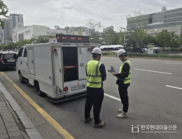 탐사용역사 관계자가 인계동 도로에서 지표투과 레이더를 활용해 지반침하를 탐사하고 있다.