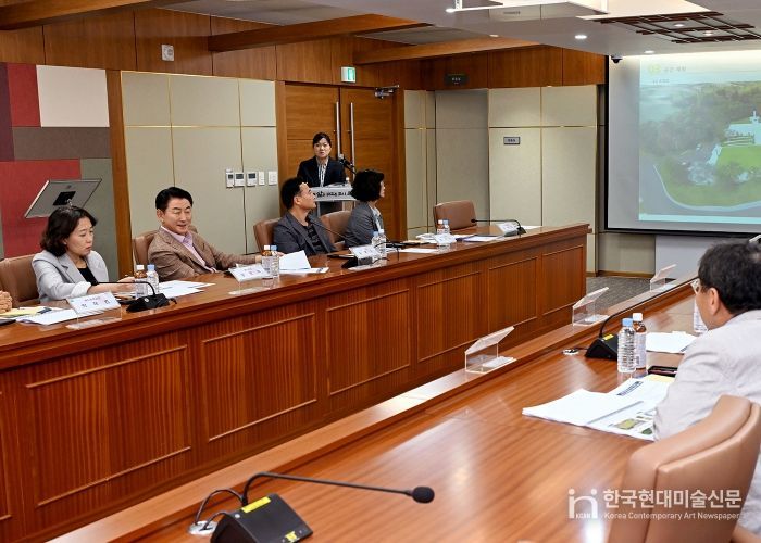 김동근 시장이 10월 14일 시청 소회의실에서 ‘의정부 메모리얼 파크 조성사업 기본 및 실시설계 용역’ 최종보고회를 진행하고 있다.