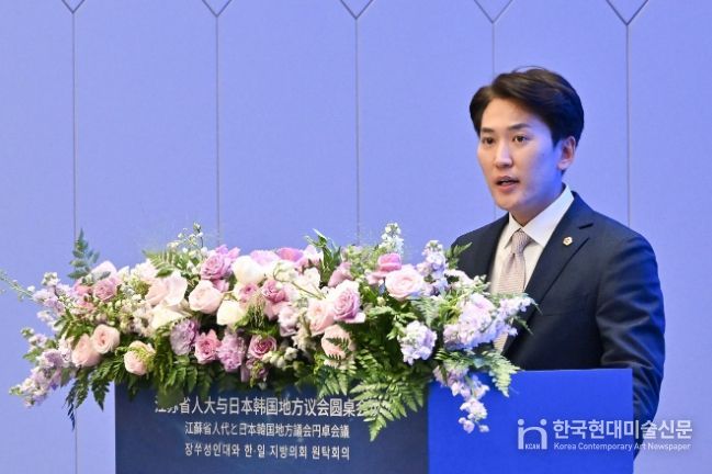 장쑤성인민대표회의와 한·일 지방의회 원탁회의에서 의제 발표 중인 이민석 의원