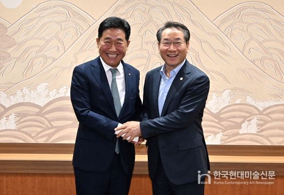 유정복시장이 박종범 세계한인경제무역협회 회장을 만나(25.7.25) 10월 개최되는 세계한인인경제인대회 추진 상황을 점검하고 있다