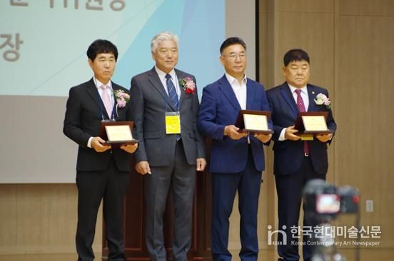 제물포고 부설 방송통신고 개교 50주년 감사패를 수상한 박창호 의원(우측 첫 번째)