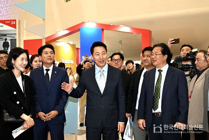 오세훈 서울시장이 15일 동대문디자인플라자(DDP)에서 열린 서울디자인위크 참석해 DDP디자인페어전시 부스를 관람하고 있다.