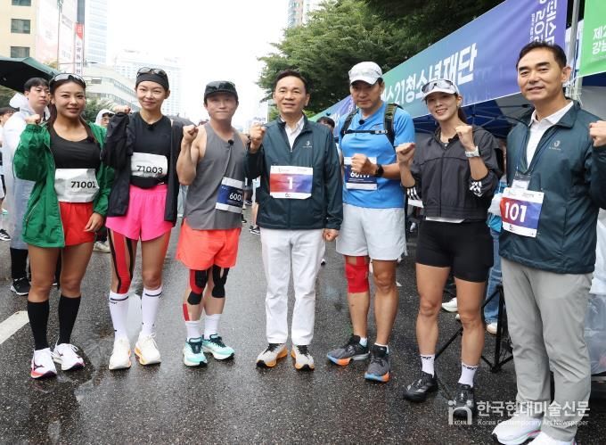 강남국제평화마라톤에서 런포유 선수들과 구청장(가운데)