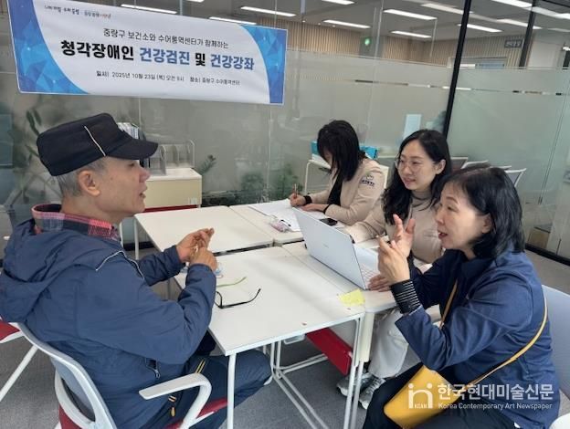 수어통역을 통한 건강검진 상담 모습