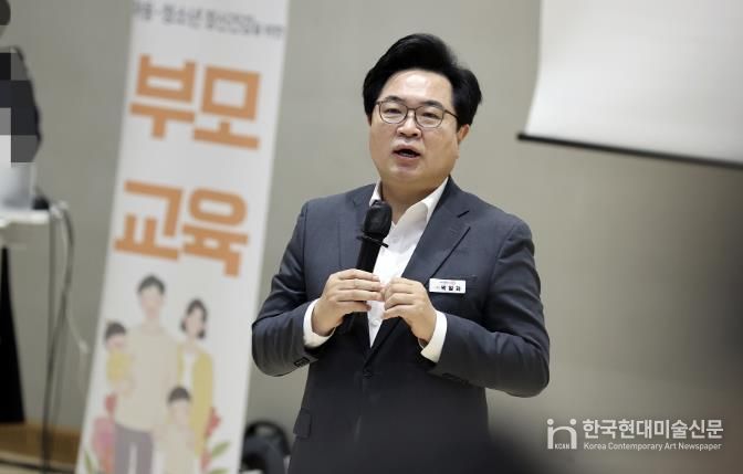 박일하 동작구청장이 지난 5월, 서울 대방동 서울가족플라자에서 열린 ‘2025 아동·청소년 정신건강 부모 교육’에 참석해 인사말을 하고 있다.