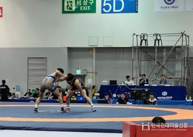 제106회 전국체육대회 레슬링 경기에서 정용석 선수(오른쪽)가 상대 선수와 치열한 경합을 벌이고 있다.