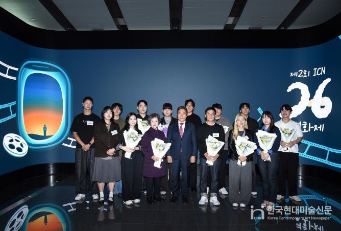 23일 인천공항 제2여객터미널 강동석관에서 진행된  ‘제2회 ICN 26(아이씨엔 이륙) 영화제 시상식’에서 인천국제공항공사 이학재 사장(사진 앞줄 왼쪽에서 네 번째) 및 수상자들이 기념촬영을 하고 있다.