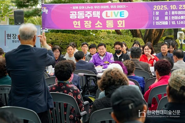 이필형 동대문구청장이 입주민들과 직접 마주 앉아 의견을 듣고 있다