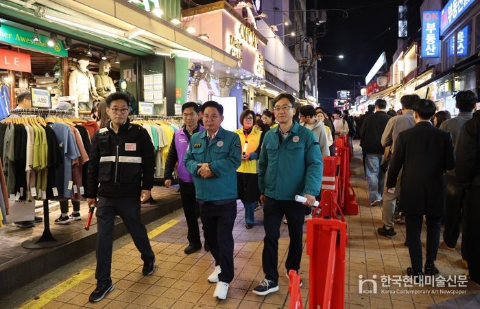박강수 마포구청장이 레드로드에서 핼러윈 대비 안전관리를 펼치고 있다.