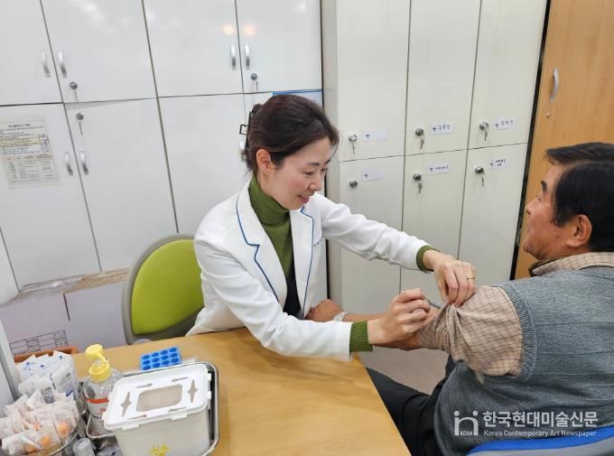 예방접종하고 있는 모습