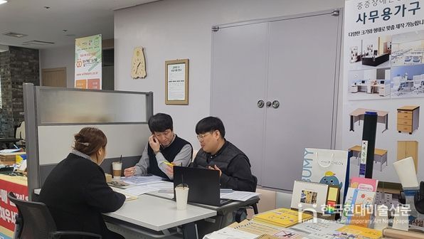 인천시립장애인생산품판매시설 직원들이 지난 3월 연수구청을 방문해 중증장애인 생산품 우선구매 담당자를 대상으로 컨설팅을 하고 있다.