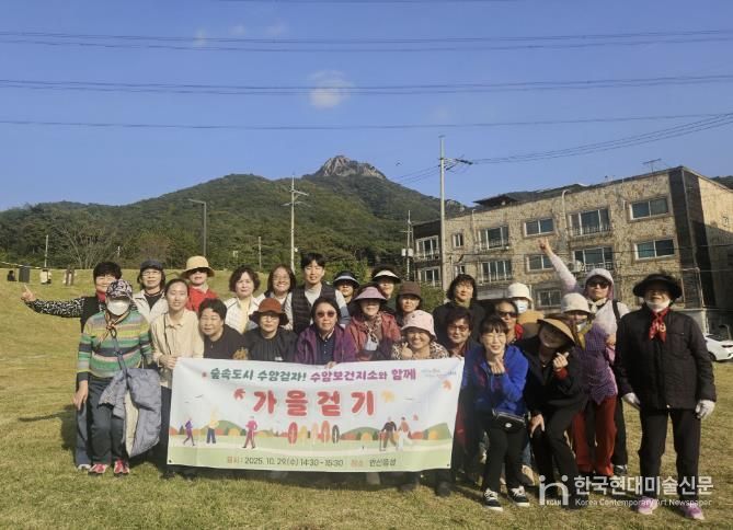 상록수보건소 수암보건지소에서 안산동 주민을 대상으로 올바른 걷기 교육과 걷기 체험을 진행하고 있다.