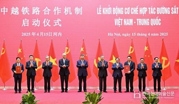 시진핑(習近平) 중국 국가주석이 4월 15일 오전 하노이 국제컨벤션센터에서 또 럼 베트남 공산당 서기장, 팜 민 찐 베트남 총리와 함께 '중국-베트남 철도협력 메커니즘' 출범식에 참석했다. (사진/신화통신)