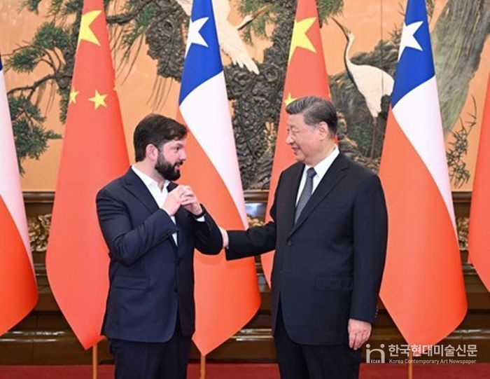 시 주석이 5월 14일 중국 베이징 인민대회당에서 가브리엘 보리치 칠레 대통령과 회견하고 있다. (사진/신화통신)