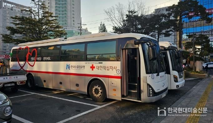 구로구청 광장에 있는 헌혈버스 모습
