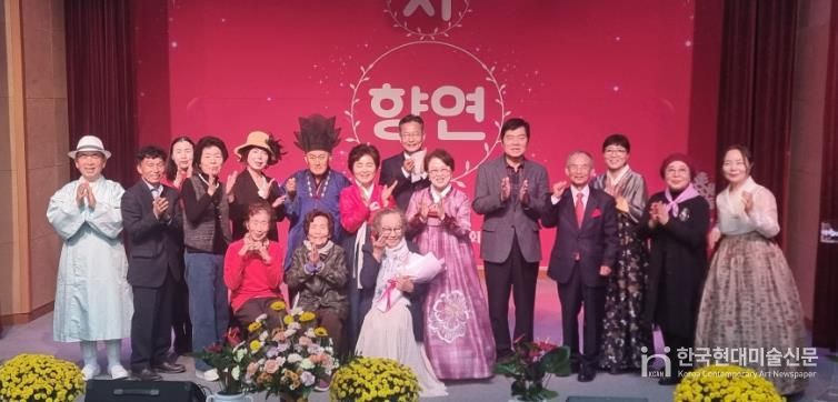 지난 10월 30일 개최된 감성 시낭송회 참여자들의 단체 사진