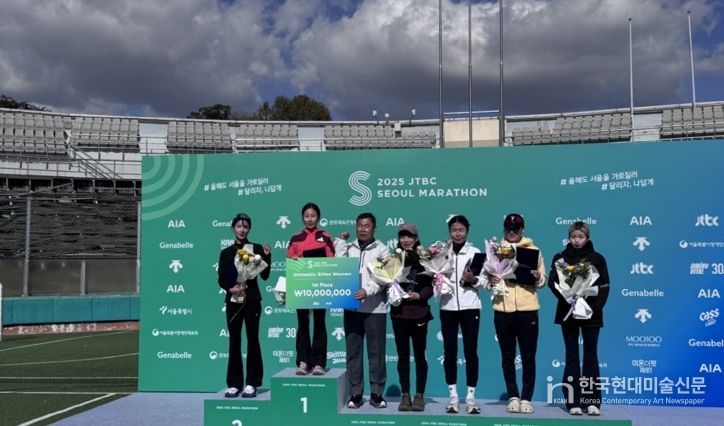2025 JTBC서울마라톤대회 시상식 사진(우승상금 팻말을 들고 있는 임예진 선수)