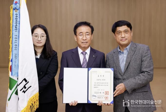 표창장 수여(왼쪽부터 주인순 주무관, 김문근 단양군수, 백승권 기획팀장)