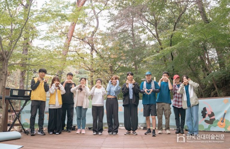 2025 강북 웰니스 요가 콘서트’의 주요 제작진들이 기념촬영을 하고 있다.