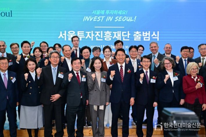 구미경 의원이(두번째줄, 오른쪽에서 다섯 번째 갈색 정장) 행사에 참석하여 기념사진을 촬영하고 있다.