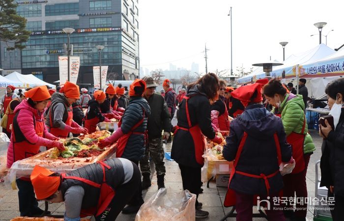 지난해 행사 ‘금천 도시농업 한마당’에서 지역주민들이 김장을 담그고 있다