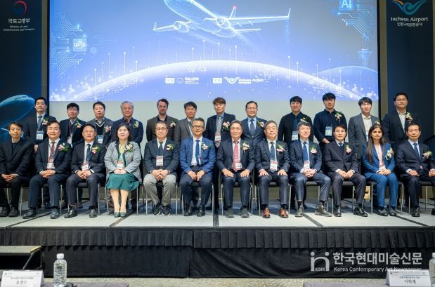 지난 14일 인천 그랜드하얏트 호텔에서 진행된 ‘제34회 항행안전시설 국제 세미나’에서 인천국제공항공사 이학재 사장(사진 앞줄 왼쪽에서 일곱 번째), 국토교통부 항공안전정책관(사진 앞줄 왼쪽에서 여섯 번째)을 비롯한 참석자들이 기념촬영을 하고 있다.