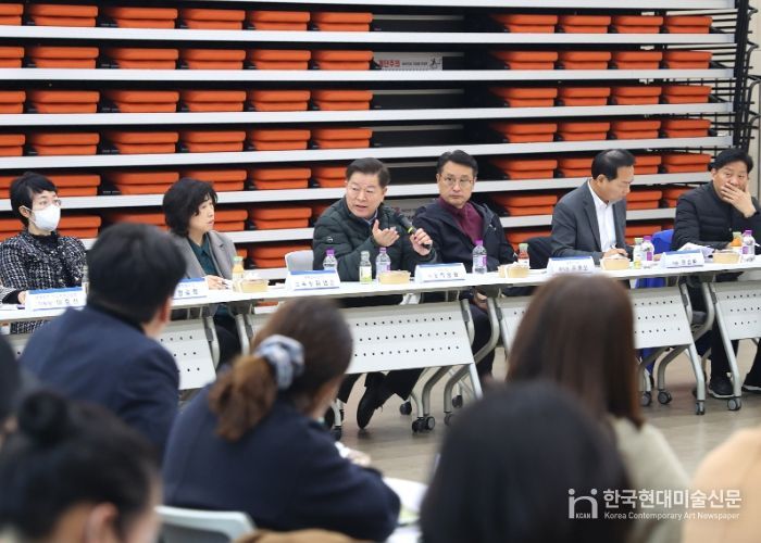 박승원 광명시장이 17일 오후 광명동초등학교 통학로 안전 확보를 위한 현장간담회에 참석해 발언하고 있다.