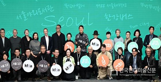 오세훈 서울시장이 17일(월) DDP에서 열린 'WHY2025 글로벌 디자인 포럼'에서 주요 참석자들과 기념촬영하고 있다.