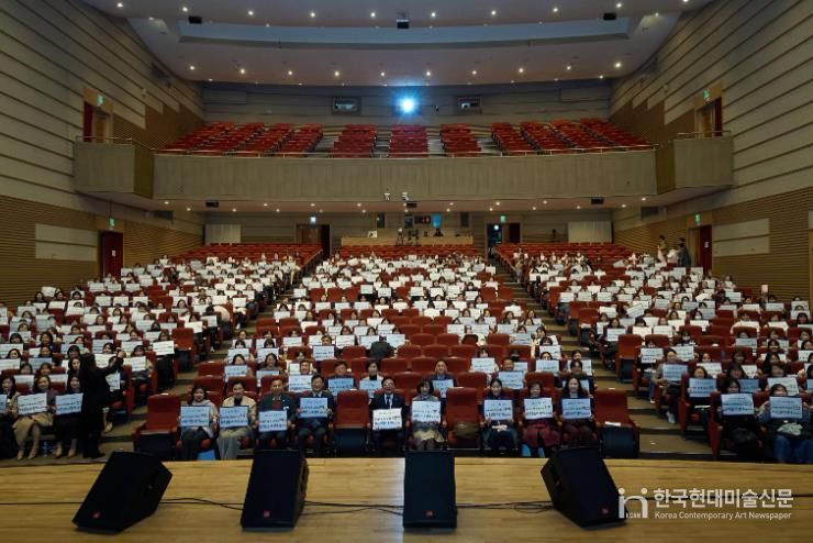 천안시가 17일 시청 봉서홀에서 보육교직원 한마음 행사를 열고 기념촬영을 하고 있다.