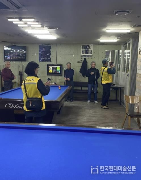 담당 공무원과 금연 지도원이 합동 단속을 하고 있다.