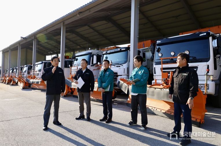 조길형 충주시장 동절기 재난 대비 현장 점검(왼쪽 조길형 시장이 제설제와 차량 장비 가동을 확인하고 있다)