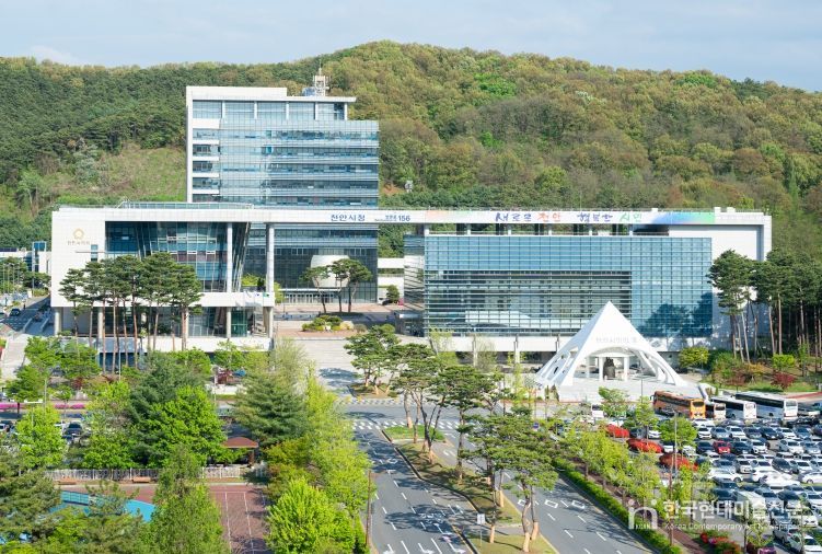 1. 천안시청 전경.