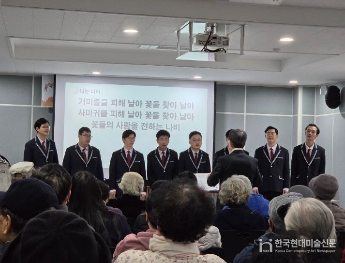 1. 천안시 서북구보건소 치매안심센터가 25일 어울림 음악회를 진행하고 있다.