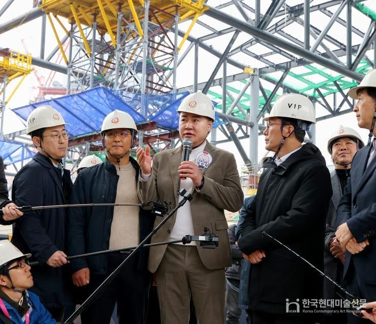 오언석 도봉구청장(가운데)이 김민석 국무총리(오른쪽에서 두 번째)에게 지역 요청사항에 대해 말하고 있다